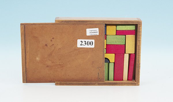 kleiner Holzbaukasten: Vollständigkeit nicht geprüft, Besichtigung erforderlich.