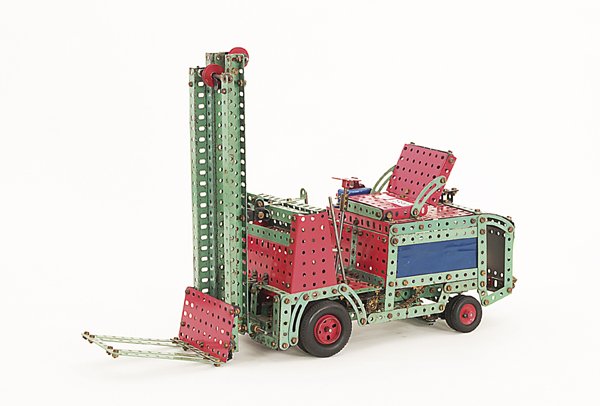 MÄRKLIN Metallbaukasten Fertigmodell "Gabelstaple: 56 x 15 cm, Höhe 36 cm, elektrischer Antrieb, leichte Gebrauchsspuren.