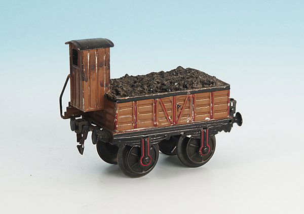 MÄRKLIN uralt Hochbordwagen 1817/1: 14 cm, hellbraun handlackiert, Blechspeichenräder, nicht originale Kohlenladung, Lackschäden, Verschmutzungen, Gebrauchsspuren.