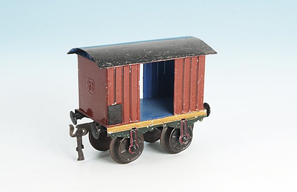MÄRKLIN uralt gedeckter Güter-/Packwagen 1803/1: 12,5 cm, braun, Dach schwarz, Wagenkasten guter Orig.-Zustand, Dach rissig, Alterungsspuren.