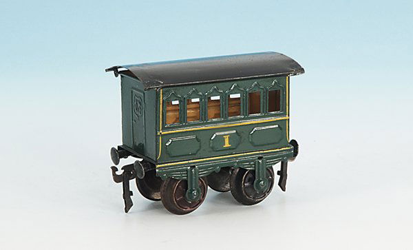 MÄRKLIN Personenwagen 1805/1: 12,5 cm, grün/schwarz handlackiert, Hakenkupplungen, Blechspeichenräder, guter Orig.-Zustand, leichte Druckstellen am Dach.