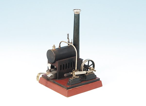 BING kleine Dampfmaschine: Holzsockel 14 x 14 cm, Höhe mit Schornstein 22 cm, oszillierender Zylinder, Handhebel für Umsteuerung, Reparaturstelle am Brenner, ansonsten Orig.-Zustand, Gebrauchsspuren, sehr hübsch!