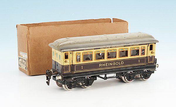 MÄRKLIN Rheingoldwagen 1749/0: 21,5 cm, violett/creme, massive Räder ersetzt, Wagen noch gut erhalten, Dach fleckig, Besichtigung empfohlen, im OKT ohne Deckel.