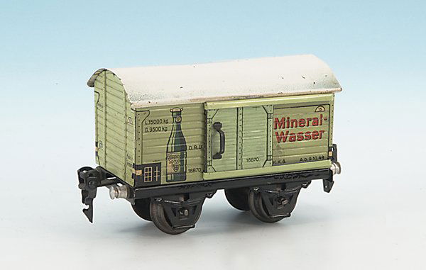 MÄRKLIN Mineralwasserwagen 1687/0: 13 cm, lindgrün, Dach weiß, Orig.-Zustand, leichte Gebrauchsspuren am Wagenkasten, etwas stärkere am Dach.