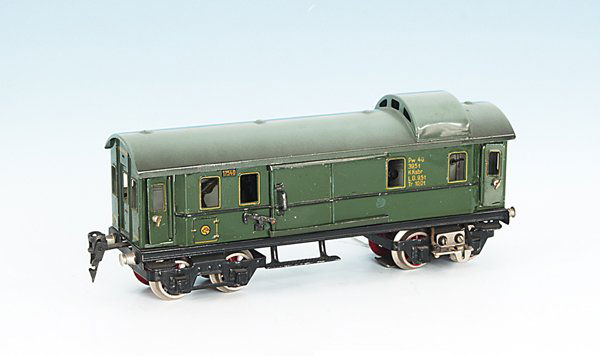 MÄRKLIN Pfeif-Packwagen 12754/0: 24 cm, Mechanismus komplett, Pfeife mit leichten Verzug, Funktion nicht geprüft, massive Räder.