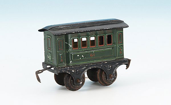 MÄRKLIN Personenwagen 1861/0: 10 cm, grün lithogr., Oberlichtdach schwarz handlackiert, Hakenkupplungen, Blechspeichenräder, Orig.-Zustand, leichte Gebrauchsspuren.