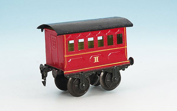 MÄRKLIN uralt Personenwagen 1805/1, rot: 12 cm, rot, Dach schwarz handlackiert, Blechspeichenräder, Wagenkasten sehr gut, Dach mit altersgerechten Lackrissen.