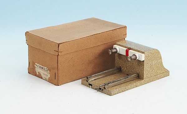 MÄRKLIN Prellbock 2203/1: Betonmanier, nahezu neuwertig, im OKT mit beschädigtem Etikett, Klasse!