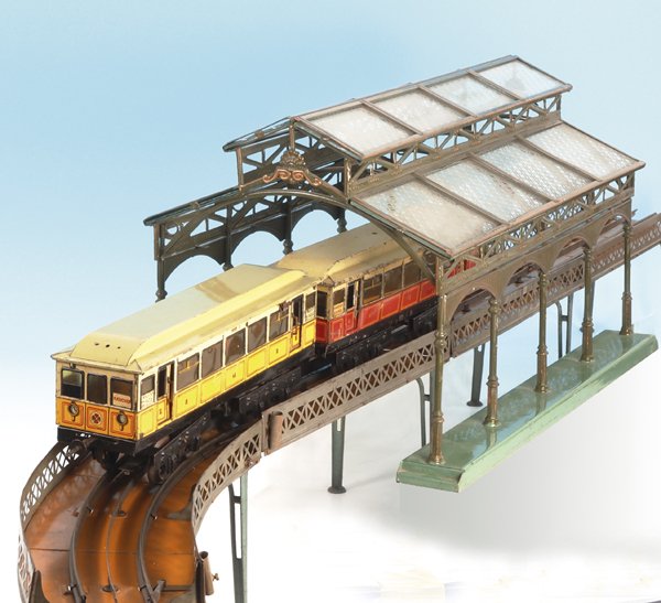 CARETTE Berliner U-Hochbahn, Spur 1 Größe: bestehend aus: Motorwagen 1092-2, III. Klasse, 30 cm, gelb/weiß lithogr., Dach grau handlackiert, Motor für 4 Volt-Betrieb, mit Innenbeleuchtung, Inneneinrichtung mit Längsbänken, guter Orig.-Zust