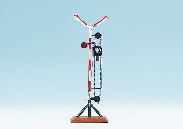 MÄRKLIN uralt Doppelflügelsignal 2214: Höhe 31 cm, mit Lampenaufzug, 1 Signalscheibe fehlt, ansonsten guter Orig.-Zustand, leichte Gebrauchsspuren.