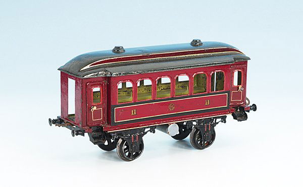 BING uralt Personenwagen 7143/III, Spur III: 29,5 cm, rot/schwarz, Oberlichtdach dunkelblau handlackiert, Inneneinrichtung mit Längsbänken, Kleeblattkupplungen, davon eine beschädigt, durchbrochene Speichenräder, Lackschäden, Gebrauchsspure