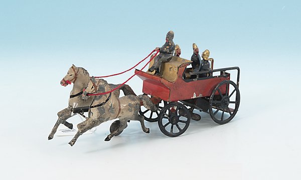 Feuerwehr-Mannschaftswagen: bespannt mit 2 Pferden, besetzt mit 4 Feuerwehrleuten, handlackiert, Uhrwerkantrieb, französisch ? Lackschäden, Gebrauchsspuren.