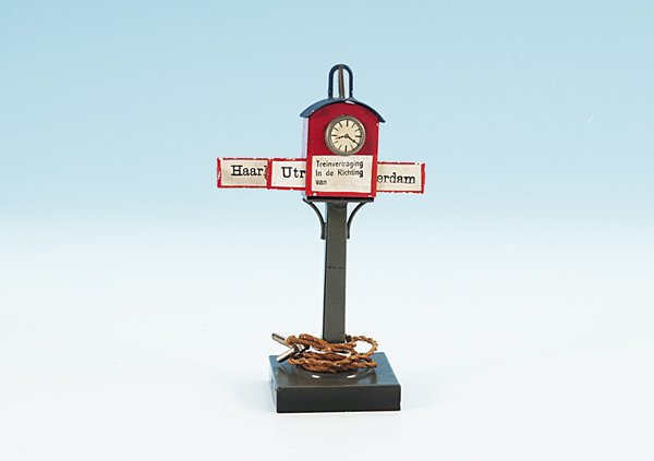 MÄRKLIN Richtungsanzeiger 2644 B: Höhe 14,5 cm, holländische Beschriftungen, mit Beleuchtung, mit Kabeln und Steckern, Ausgangsschild ohne Beschriftung ersetzt, ansonsten guter Orig.-Zustand.