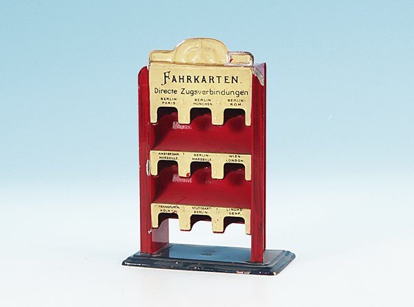 BING Fahrkartenschrank: Höhe 19 cm, rot/creme handlackiert, guter Orig.-Zustand, leichte Gebrauchsspuren, ohne Fahrkarten.