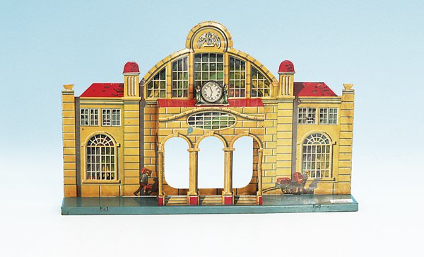 BING Kulissenbahnhof: 33,5 x 4,5 cm, bunt lithogr., sehr dekorativ, leichte Blechschäden.
