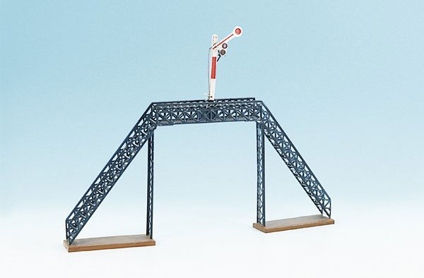 MÄRKLIN Signalbrücke 2390/1: Durchfahrhöhe 20 cm, blau handlackiert, mit einem Handsignal, guter Orig.-Zustand, minimale Gebrauchsspuren.