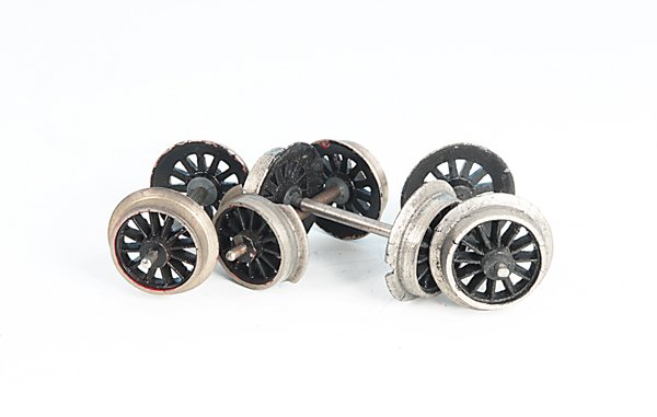 4 original MÄRKLIN Wagenradsätze, Spur 1: 26 mm, Orig.-Zustand, mit starken Rissen.