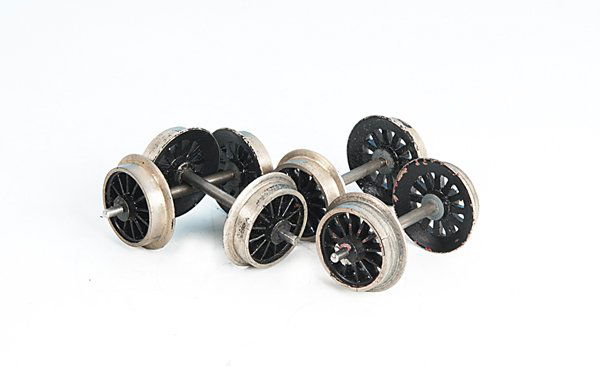 4 original MÄRKLIN Wagenradsätze, Spur 1: 26 mm, Orig.-Zustand, mit leichten Rissen.