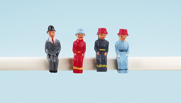 4 Replika Sitzfiguren aus Masse, Spur 1 Größe: 3 Damen, 1 Herr, guter Zustand.