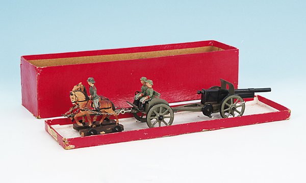 HAUSSER/ELASTOLIN Geschützgespann WK 1: Gesamtlänge 36 cm, Erbsenfeuerung mit Federzug, 2 Pferde, 3 original Figuren, Orig.-Zustand, leichte Gebrauchsspuren, im OKT.