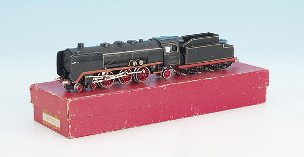 MÄRKLIN Dampflok HR 700: Guss, in allen Teilen original und ohne Risse, Umlauf im Bereich der Bürstenbrücke ein wenig verzogen, Führerhaus links leicht gewachsen, geringe Lackfehler an der Zylindern sowie am linken Windlei
