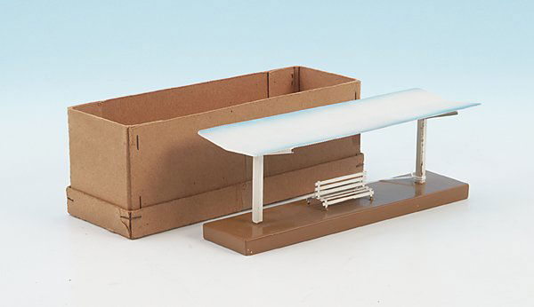 MÄRKLIN Bahnsteig 422.1: Blech, gelötet, Bank mit 6 Querlatten, geringe Rostfleckchen an einer Stütze, sonst sehr gut erhalten, im OKT mit zeitlich passendem Etikett.