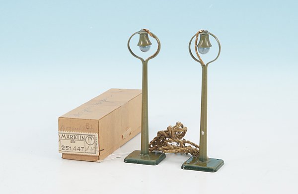 MÄRKLIN Doppelpackung Bogenlampe 447: Blech, frühe Version, im Karton von 1936, gut erhalten.