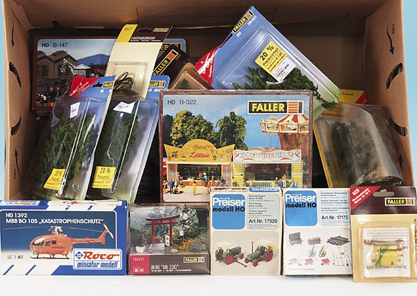 Kovolut Modelbahnzubehör: Bestehend aus: Bäumen, Häuserbausätzen und Figuren. Überwiegend neuwertig und original verpackt, OKTs mit Lagerspuren. Besichtigung erforderlich!