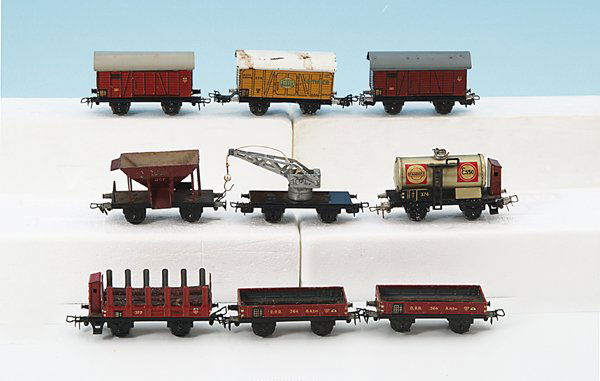 Konvolut MÄRKLIN Blechgüterwagen: Vor- und Nachkriegsversionen, zumeist deutliche Alterungs- und Gebrauchsspuren, teilweise übermalt, einige Kupplungen ersetzt. Besichtigung erforderlich!