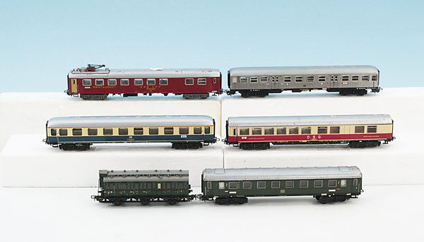 Konvolut MÄRKLIN Fahrzeuge: vornehmlich 60er Jahre, teilweise in OKTs. Gemischter Zustand, zumeist stärkere Alterungs- und Gebrauchsspuren. Besichtigung erforderlich!