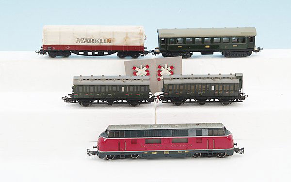 Konvolut MÄRKLIN Fahrzeuge: vornehmlich 60er Jahre, teilweise in OKTs. Gemischter Zustand, zumeist stärkere Alterungs- und Gebrauchsspuren. Besichtigung erforderlich!