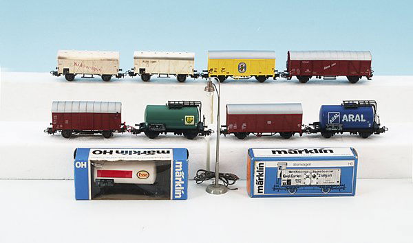 Konvolut MÄRKLIN Fahrzeuge: vornehmlich 60er Jahre, teilweise in OKTs. Gemischter Zustand, zumeist stärkere Alterungs- und Gebrauchsspuren. Besichtigung erforderlich!