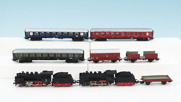 Konvolut MÄRKLIN Fahrzeuge: vornehmlich 60er Jahre, teilweise in OKTs. Gemischter Zustand, zumeist stärkere Alterungs- und Gebrauchsspuren. Besichtigung erforderlich!