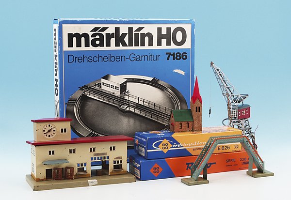 Konvolut Modellbahngebäude und Zubehör: verschiedene Hersteller. Teilweise deutliche Gebrauchsspuren. Besichtigung erforderlich!