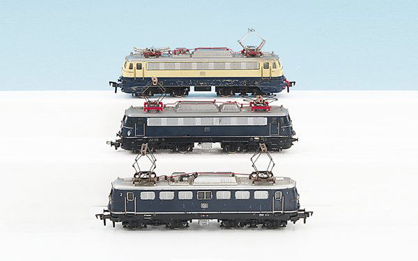 3 FLEISCHMANN E-Loks 110 "Bügelfalte": Kunststoff, teilweise unvollständig, Pantographen ersetzt, Besichtigung erforderlich.