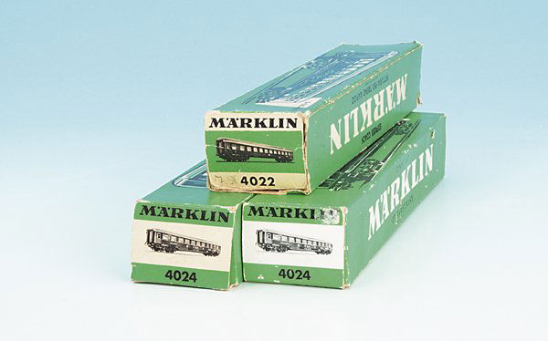 3 MÄRKLIN D-Zug-Wagen, 60er Jahre: 4022, und 2 x 4024, deutliche Rostspuren, insbesondere an den Dächern, in beschädigten OKTs.