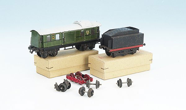 Konvolut TRIX Fahrzeuge / Ersatzteile: 1 Packwagen, 1 Tender, Räder, Drehgestell, 2 H0 Leerkartons, deutliche Gebrauchsspuren, Besichtigung erforderlich.