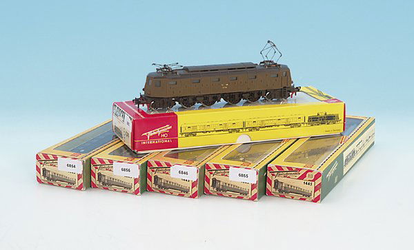 FLEISCHMANN D-Zug der FS: Lok und Wagen gut erhalten, teils in OKTs, teils in Nachbaukartons.