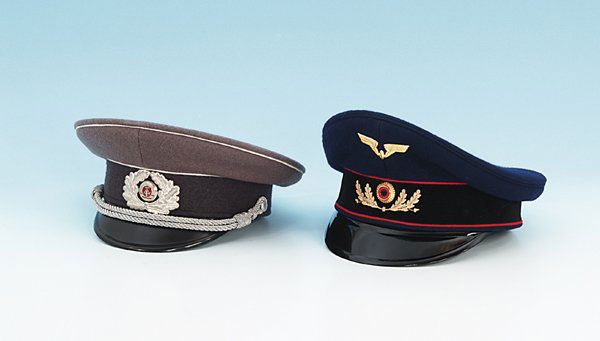 2 Schimmützen: 1 Bundesbahn-, 1 DDR-Mütze, guter Zustand, Besichtigung empfohlen