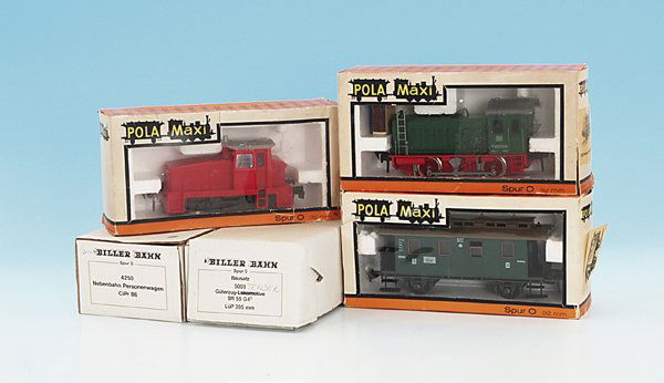 Konvolut POLA-MAXI Spur 0: 2 Loks, 1 Personenwagen, 2 Bausätze, Besichtigung erforderlich.