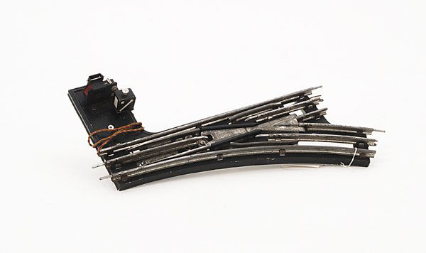 MÄRKLIN Weiche 13610 Spur 0: rechts, großer Kreis, schwarze Grundplatte, elektromagnetischer Antrieb, beleuchtete Weichenlaterne, guter Originalzustand, leichte Gebrauchsspuren