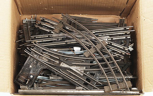 Konvolut Gleise, Spur 0: 2 elektromagnetische Weichen, 8er Kreis, mit Beleuchtung, 1 Kreuzung, gerade und gebogene Gleisstücke, Besichtigung erforderlich.