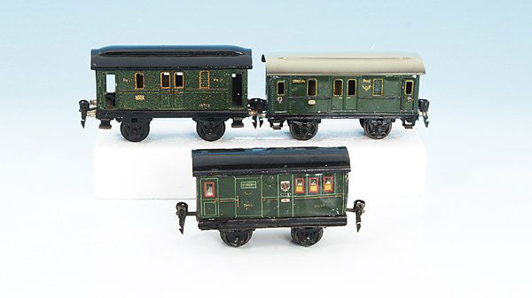 3 MÄRKLIN Postwagen: 1726, 1865 und 1876, alle mit erheblichen Gebrauchsspuren, Besichtigung erforderlich.