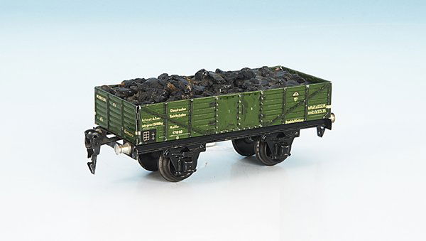 MÄRKLIN Kohlenwagen 1762/0: 16,5 cm, grün, mit original Kohleneinsatz, Wagen mit minimalen Gebrauchsspuren, einige Kohle ausgebrochen.