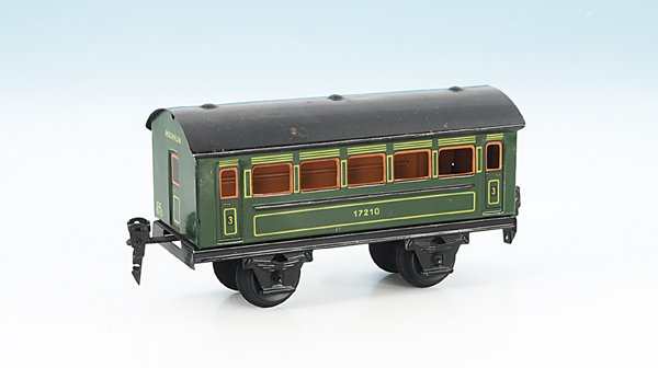 MÄRKLIN Personenwagen 1721/0: 15 cm, grün, Dach schwarz, Gebrauchsspuren am Dach, ansonsten gut.