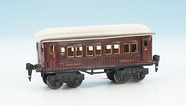 MÄRKLIN Schlafwagen 1886/0 Sch: 20 cm, teak lithographiert, Oberlichtdach weiss n e u l a c k i e r t, Blechspeichenräder, Wagenkasten gut erhalten.