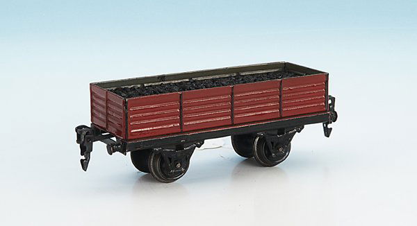 MÄRKLIN Hochbordwagen 1981/0: 16,5 cm, braun/schwarz handlackiert, guter Orig.-Zustand, nicht zugehöriger Kohleneinsatz, lässt sich leicht entfernen.
