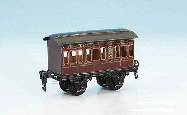 MÄRKLIN engl. Personenwagen 2877/0 LMS: 12 cm, braun Lithographiert, Oberlichtdach grau handlackiert, Wagenkasten sehr gut, einige Lackschäden am Dach
