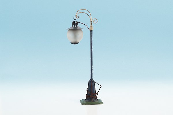 BING Bogenlampe 10617: Höhe 35 cm, für elektrische Beleuchtung, Orig.-Zustand, Gebrauchsspuren.