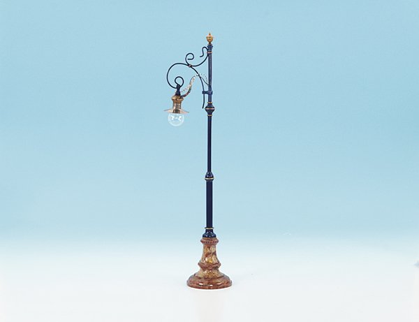 MÄRKLIN Kadelaberlampe 3552/1: Höhe 47 cm, Mast blau, Sockel marmorfarben handlackiert, guter Zustand.